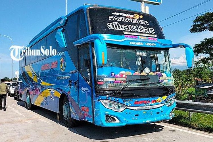 Bus angkutan mudik Lebaran yang terlibat kecelakaan karambol di Tol Semarang-Solo Km 486 A pada Kamis (20/4/2023). Kecelakaan tersebut melibatkan 8 kendaraan.