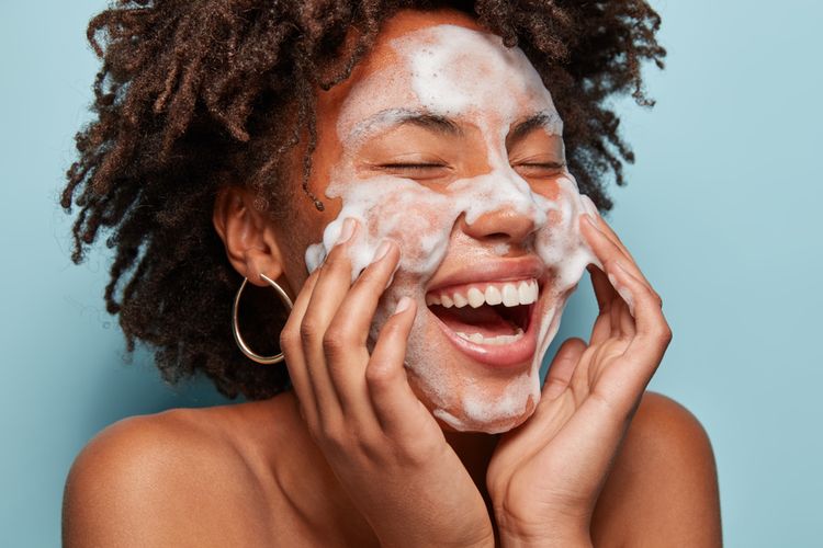 Mengetahui cara cuci muka yang benar akan menghindarkan kulit dari iritasi.