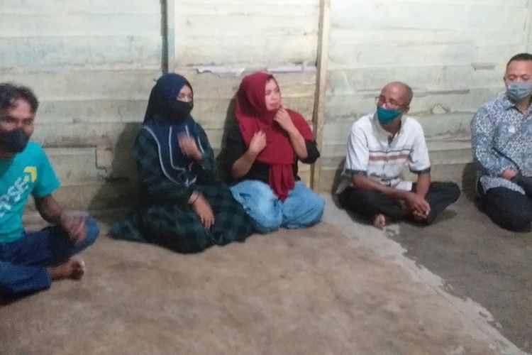 Perangkat Desa Koto Tandun bersama Direksi PTPN V saat mengunjungi rumah RMS, ibu rumah tangga yang mencuri tandan buah sawit untuk membeli beras di Desa Koto Tandun, Kecamatan Tandun, Kabupaten Rohul, Riau, Kamis (4/6/2020) malam.