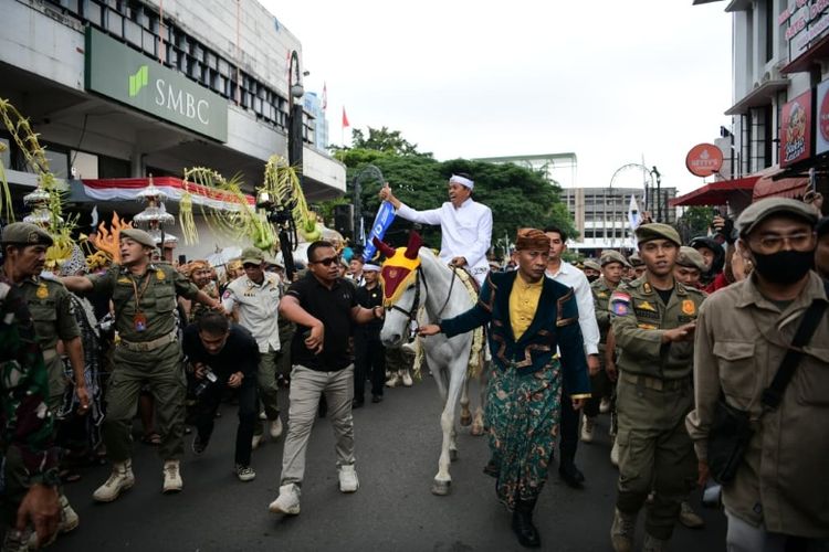 Gubernur Jawa Barat Dedi Mulyadi saat perayaan Hari Ulang Tahun (HUT) Ke-80 Provinsi Jawa Barat. 