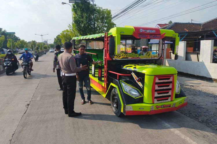 Anggota Satlantas Polres Pemalang lakukan sosialisasi larangan odong-odong yang beroprasi di jalan raya