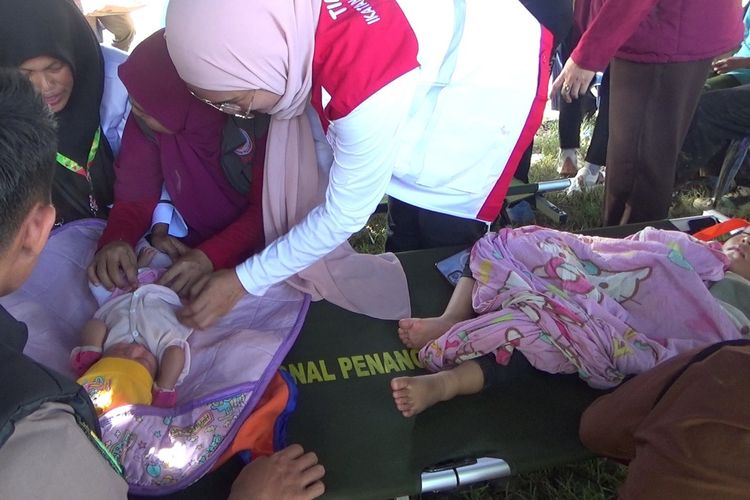 Tim medis di Posko Induk bencana alam banjir dan tanah longsor, Kecamatan Belopa, Kabupaten Luwu, Sulawesi Selatan, Rabu (8/5/2024) sore mendapat perawatan.