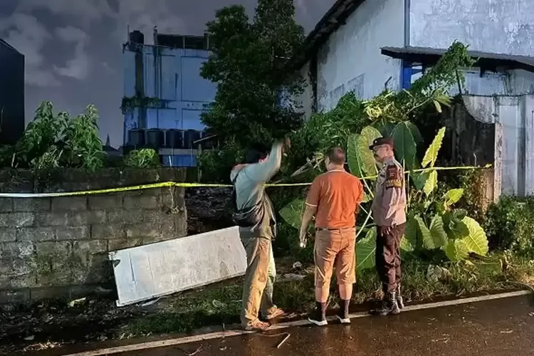 Limbah Kembang Api Meledak di Lahan Kosong Denpasar, Polisi Pasang Garis Polisi