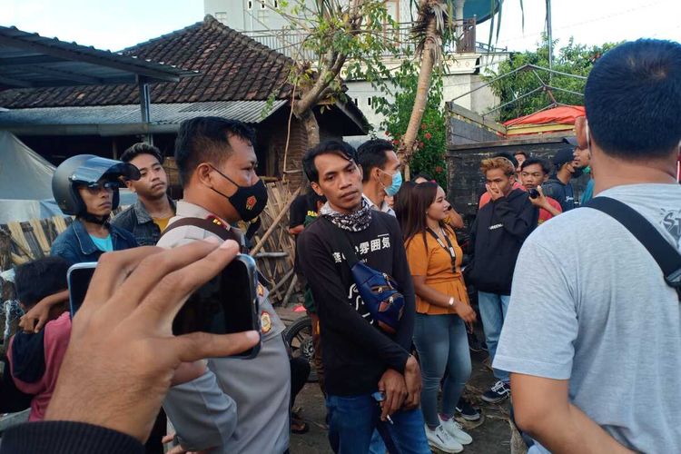 suasana penghentian orkes jalanan oleh polisi di Desa Ganti, Lombok Tengah
