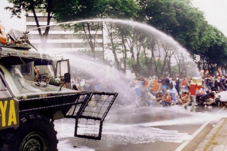 Peristiwa Semanggi 13 November 1998 di depan Kampus Atma Jaya, Jakarta, terus menjadi kontroversi karena menurut DPR bukan merupakan pelanggaran HAM berat.