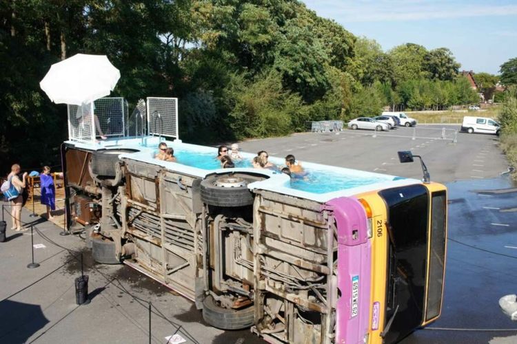 Di penghujung musim panas, warga di salah satu wilayah di Perancis masih bisa menikmati sedikit kesenangan dengan berenang di kolam renang unik karya seniman Benedetto Bufalino.