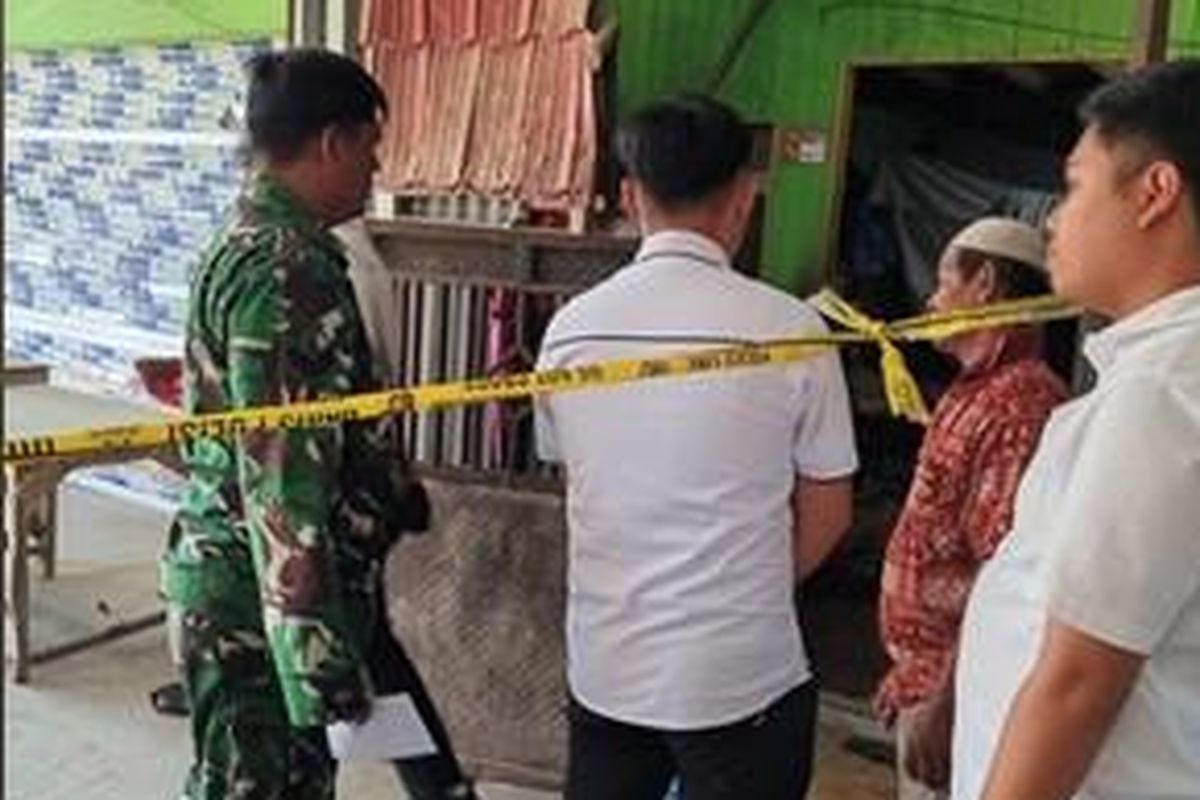 Rumah duka pembunuhan bayi di Gambah HST. Bayi malang itu meninggal dunia setelah dibanting oleh seorang pria yang diduga dalam kondisi mabuk.   