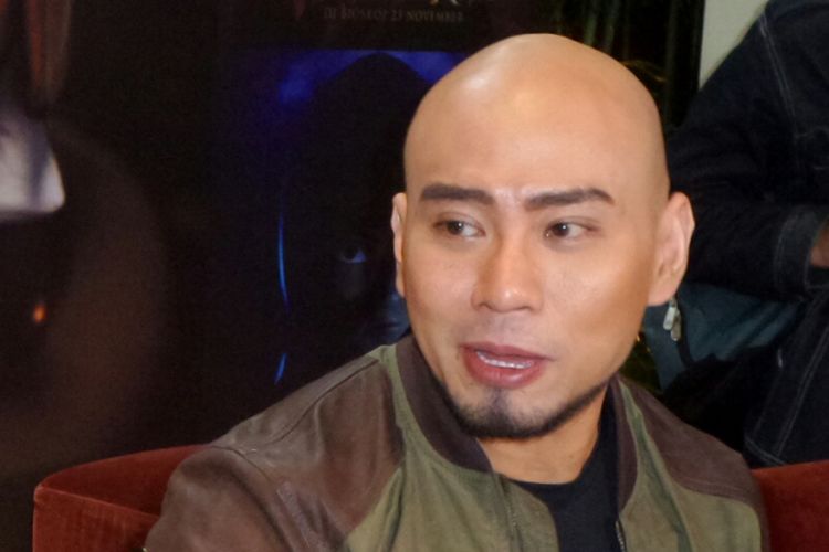 Pembawa acara Deddy Corbuzier dalam jumpa pers pemutaran perdana film Knight Kris di XXI Epicentrum, Rasuna Said, Jakarta Selatan, Rabu (15/11/2017).