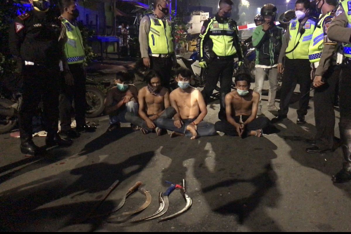 Polisi menangkap gerombolan anak muda di perlintasan rel Stasiun Senen, Jakarta Pusat pada Minggu (4/7/2021) dini hari. Dari para pemotor, polisi menemukan senjata tajam. 