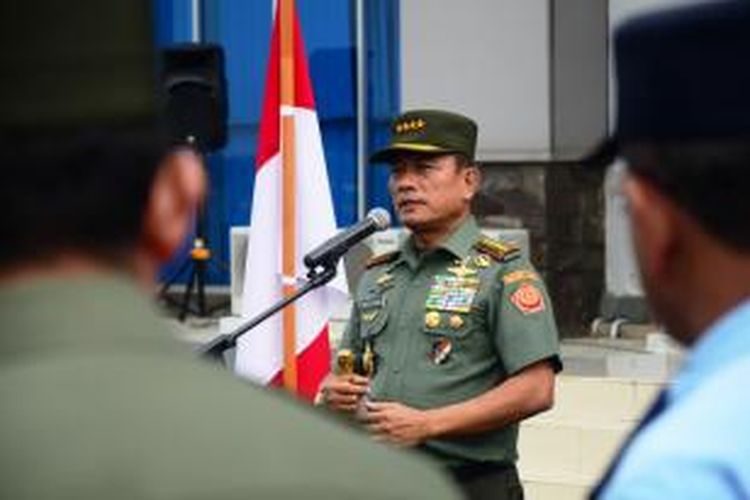 Panglima TNI Jenderal Moeldoko saat memberikan sambutan dalam kegiatan serah terima 24 unit panser di Markas Pusat Misi Pemeliharaan Perdamaian,Sentul, Jawa Barat, Jumat (14/03/2014).
