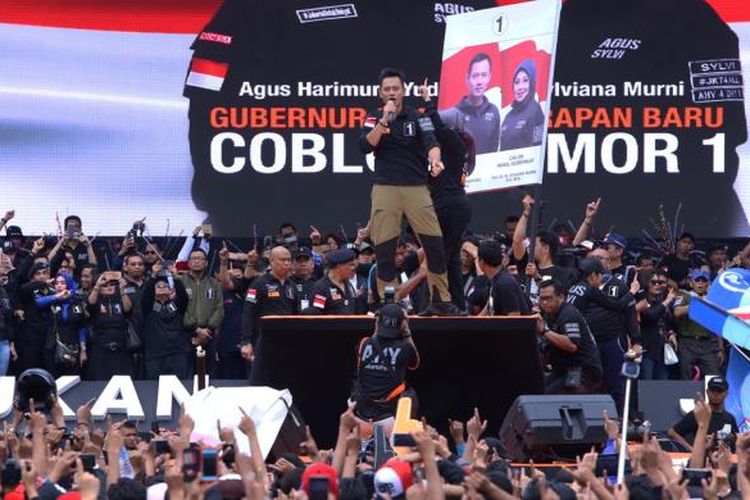 Calon gubernur DKI Jakarta 2017 Agus Harimurti Yudhoyono saat orasi di acara kampanye akbar, di GOR Soemantri, Kuningan, Jakarta, Sabtu (11/2/2017). Kampanye akbar yang mengangkat tema #SATUkan Jakarta ini digelar untuk merangkul dan menyatukan warga Jakarta.