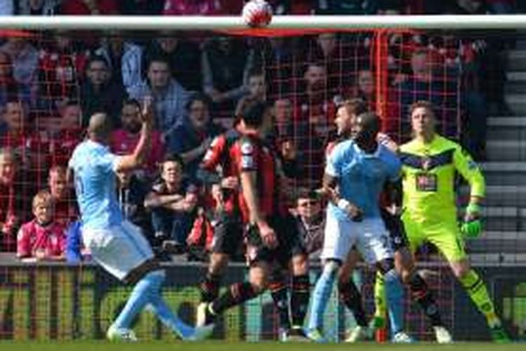 Para pemain AFC Bournemouth dan Manchester City tengah berduel di area kotak penalti, dalam laga Premier League di Stadion Vitality, Sabtu (2/4/2016).