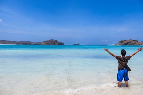 Berwisata ke Pantai Tanjung Aan Lombok, Bisa Berselancar dan Berenang