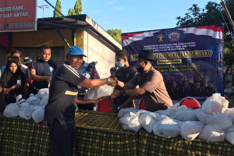 Bahan pokok sebagian hasil pertanian narapidana Lapas Klas II A Pamekasan dibagikan gratis kepada warga miskin. 200 paket bantuan langsung ludes.