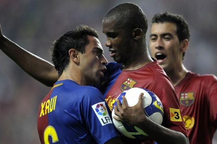 Samuel Eto'o merayakan gol ke gawang Sporting Gijon bersama rekan setimnya, Xavi Hernandez, dalam laga La Liga di Stadion Molinon, 21 September 2008.