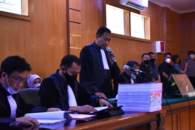 Jaksa Penuntut Umum (JPU) tengah membacakan surat dakwaan dalam sidang penyebaran berita bohong dengan terdakwa Habib Bahar Bin Smith di Pengadilan Negeri (PN) Bandung, Selasa (5/4/2022).