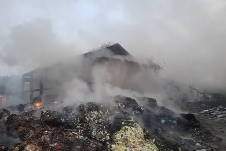 Gudang Pabrik Kertas di Kudus Terbakar, Hanguskan Rumah Warga dan Kendaraan Truk