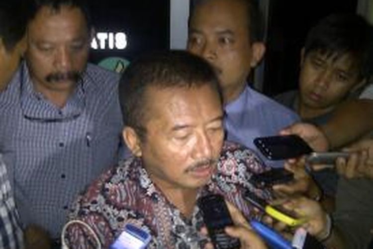 Mantan wali kota Surabaya Bambang Dwi Hartono usai menjalani pemeriksaan dalam kasus jasa pungut Pemerintah Kota Surabaya di Polda Jatim, Rabu (27/11/2013).