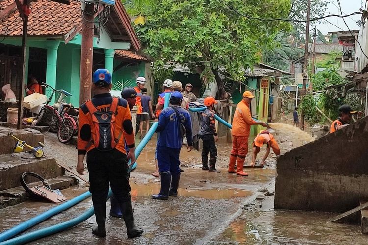 Banjir yang melanda RW 07 di Jalan Masjid Al Makmur, Kelurahan Pejaten Timur, Pasar Minggu, Jakarta Selatan, telah surut pada Senin (10/10/2022) pagi. 