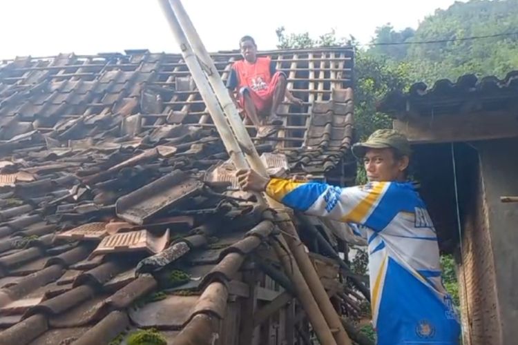 Warga Desa Watuagung bekerja bakti memerbaiki rumah yang rusak karena puting beliung
