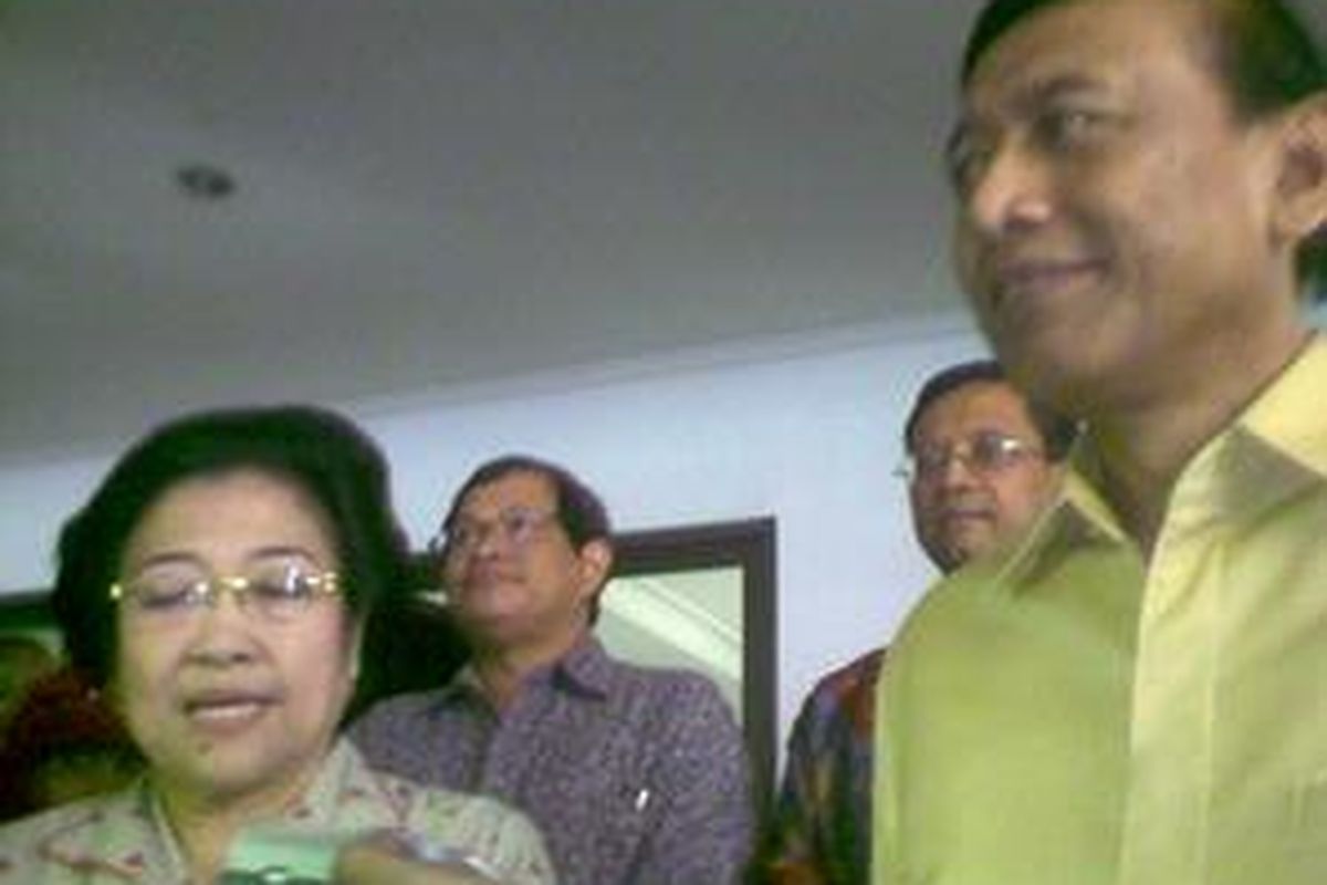 Ketua Umum PDI-P Megawati Soekarnoputri dan Ketua Umum Hanura Wiranto usai bertemu di Kantor DPP PDI-P di Lenteng Agung, Kamis (30/4).