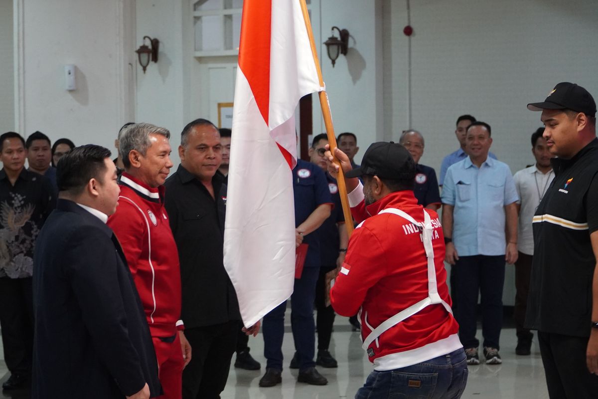 Prosesi Penyerahan Bendera Merah Putih dari Menteri Pemuda dan Olahraga Dito Ariotedjo kepada Rafiq Radinal selaku Pimpinan Delegasi Indonesia di 5th GAMMA World MMA Championships 2025 dan 1st AMMA Youth Championships 2025 mewakili PB Pertacami, disaksikan oleh Ketua Umum PB Pertacami Tommy Paulus Hermawan dan Komite Eksekutif Komite Olimpiade Indonesia (KOI) Krisna Bayu.