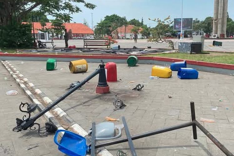 Massa Demo Petambak di Indramayu Ricuh, Fasilitas Alun-alun hingga Tugu 0 Km Hancur