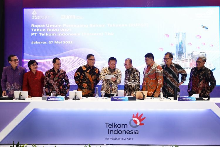 Direktur Utama Telkom Ririek Adriansyah (tengah), Direktur Digital Business M. Fajrin Rasyid (paling kiri), Direktur Consumer Service FM Venusiana R (kedua dari kiri), Direktur Enterprise & Business Service Edi Witjara (ketiga dari kiri), Direktur Wholesale & Internasional Service Bogi Witjaksono (keempat dari kiri), Direktur Network & IT Solution Herlan Wijanarko (paling kanan), Direktur Strategic Portfolio Budi Setyawan Wijaya (kedua dari kanan), Direktur Human Capital Management Afriwandi (ketiga dari kanan), Direktur Keuangan & Manajemen Risiko Heri Supriadi (keempat dari kanan), usai Rapat Umum Pemegang Saham Tahunan (RUPST) Telkom Tahun Buku 2021, Jumat (27/5/2022).

