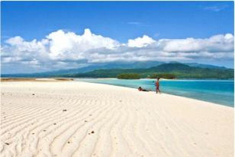 Pasir putih dan laut jernih mendominasi Pulau Pombo. 