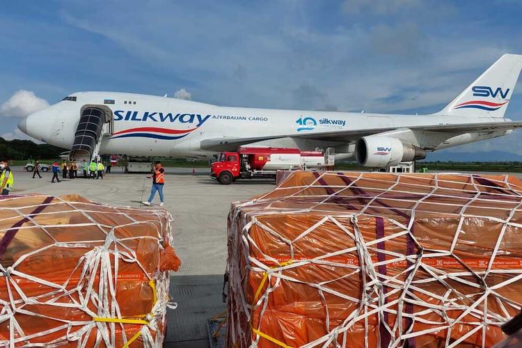 Pesawat kargo yang mengangkut logistik WSBK menuju bandara Australia terparkir di Bandara Lombok