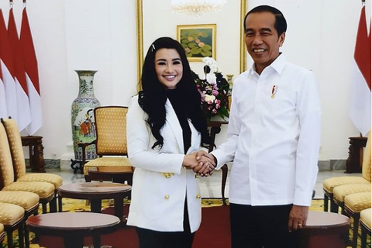 Pedangdut Fitri Carlina rela menahan rasa sakitnya demi bertemu Presiden Joko Widodo atau Jokowi. Momen pertemuannya diunggah dalam akun instagram @fitricarlina. 