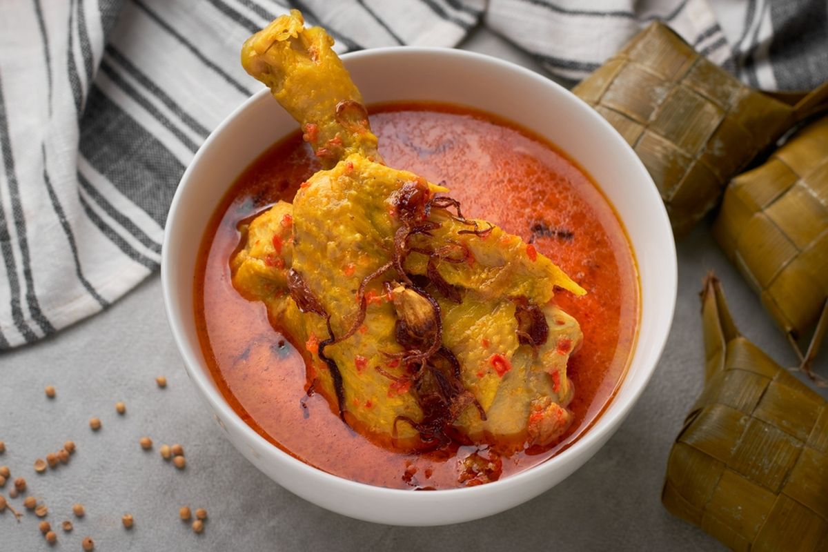 Ilustrasi opor ayam pedas dengan kuah kental yang kaya bumbu.