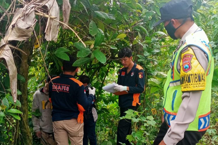Inafis Polres Malang saat melakukan pemeriksaan kepada jenazah Sukarni yang ditemukan gantung diri di kebun di kawasan Desa Lebakharjo, Kecamatan Ampelgading, Kabupaten Malang, Selasa (31/1/2023).