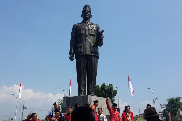 Sejumlah kader PDI Perjuangan yang datang dari sejumlah daerah di seluruh Indonesia saat berfoto di depan Patung Bung Karno di Kota Blitar yang baru diresmikan oleh Megawati Soekarno Putri, Selasa (6/6/2017) 