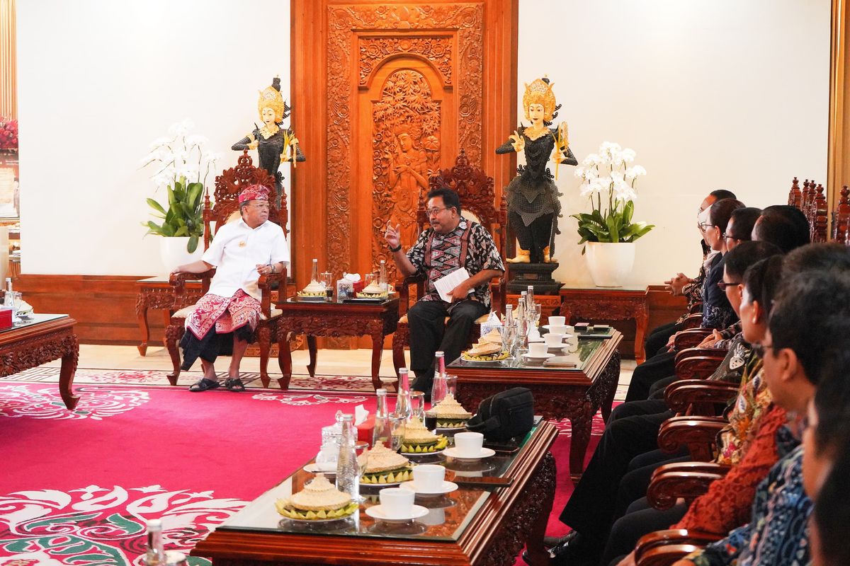 Gubernur Bali, I Wayan Koster saat melakukan pembahasan MRT dengan Wakil Gubernur Jakarta, Rano Karno, di Denpasar, Jumat (13/6/2025).