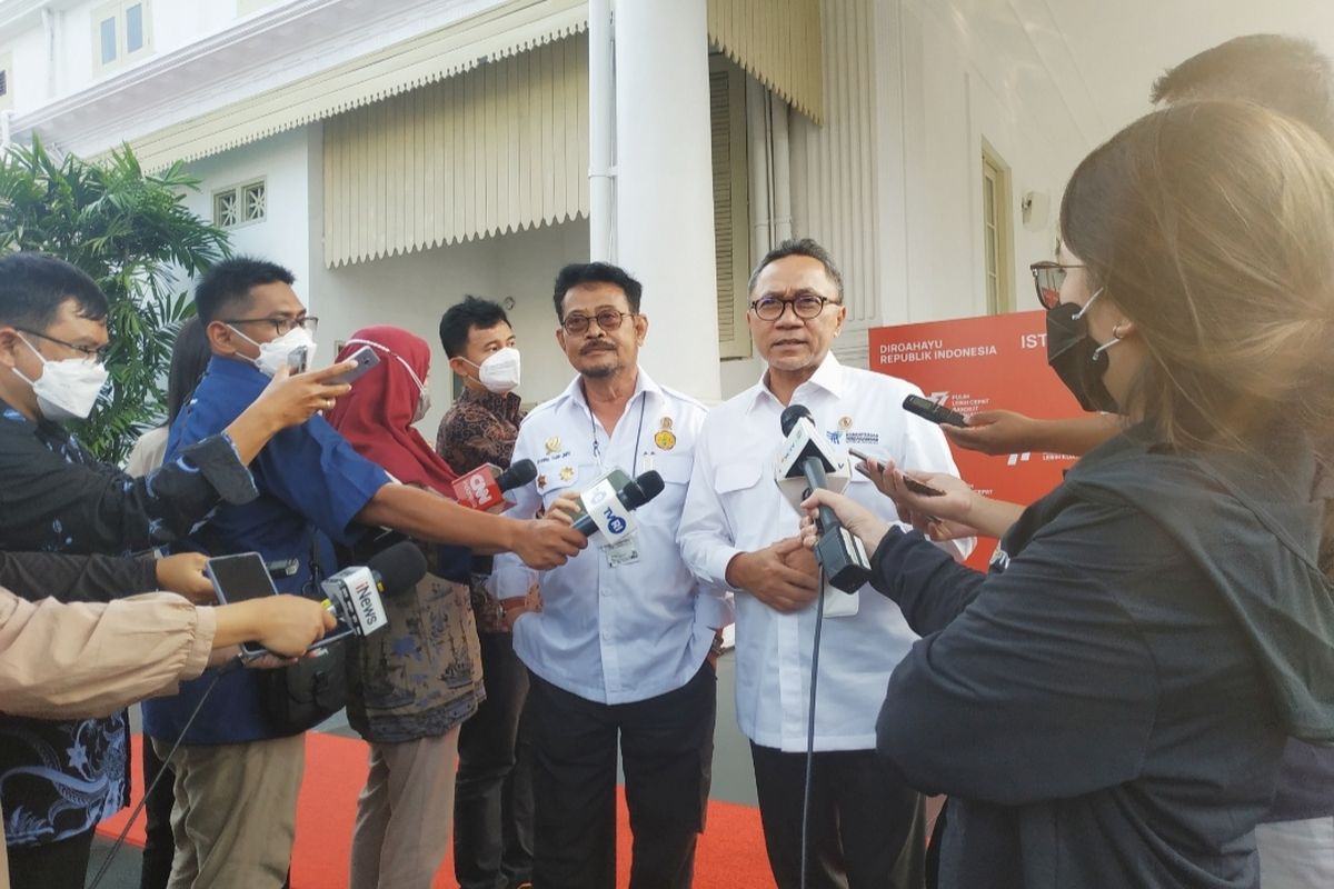 Menteri Perdagangan (Mendag) Zulkifli Hasan didampingi Menteri Pertanian (Mentan) Syahrul Yasin Limpo saat memberikan keterangan pers di kompleks Istana Kepresidenan, Rabu (24/8/2022).