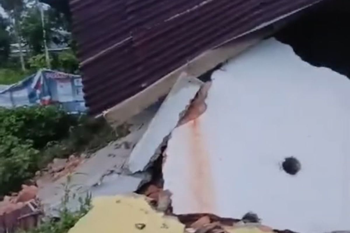 Dapur dan Kamar Mandi milik warga Kelurahan Waitombo, Kecamatan Mowewe, Kabupaten Kolaka Timur ambruk akibat gempa pada Sabtu (25/1/2025)
