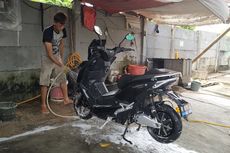 Di Rumah Saja, Begini Cara Aman Mencuci Sepeda Motor Listrik