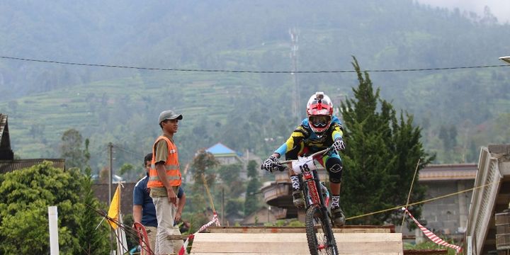 Dibanding tahun lalu, trek New Selo memang mengalami sedikit perubahan. Salah satunya penggantian rintangan wall rock berm menjadi step up gap karena masalah cuaca. 
