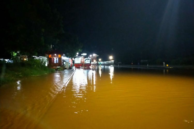 Rel kereta api yang tergenang banjir 