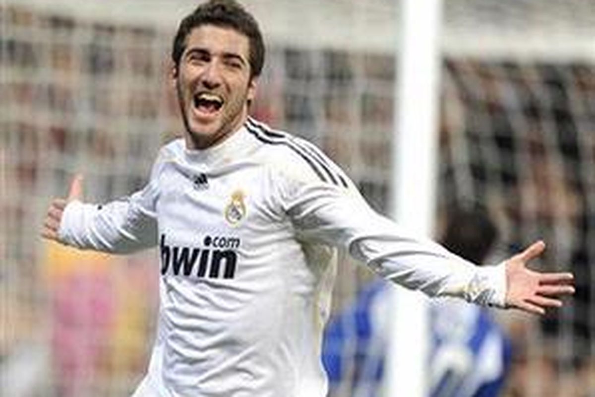 Penyerang Real Madrid, Gonzalo Higuain, merayakan golnya ke gawang Espanyol, dalam duel lanjutan Divisi Primera, Sabtu (6/2/2010).