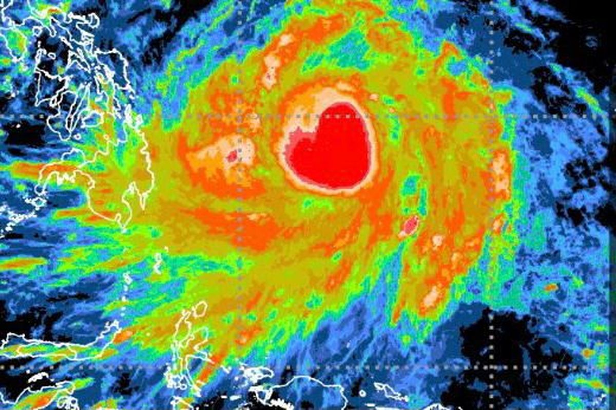 Siklon tropis Surigae yang berbentuk gambar hati tertangkap oleh satelit Himawari-8 pada 16 April 2021.