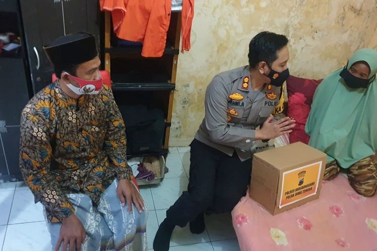 Kapolres Banjarnegara, AKBP Fahmi Arifianto memberikan bantuan kepada RN (50), nenek yang diarak warga karena tertangkap mencopet di Pasar Mandiraja, Banjarnegara, Jawa Tengah, Selasa (2/2/2021).