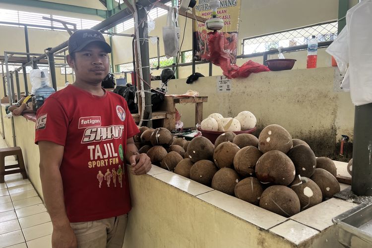 Penjual kelapa parut Roni (33) mengatakan harga kelapa parut di Pasar Tanah Baru Bogor mengalami kenaikan, Kamis (14/3/2024).