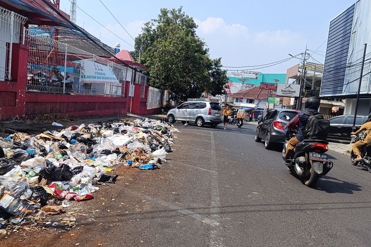 Warga Blokade TPA Pasir Bajing, Sampah di Perkotaan Garut Tak Terangkut Berhari-hari