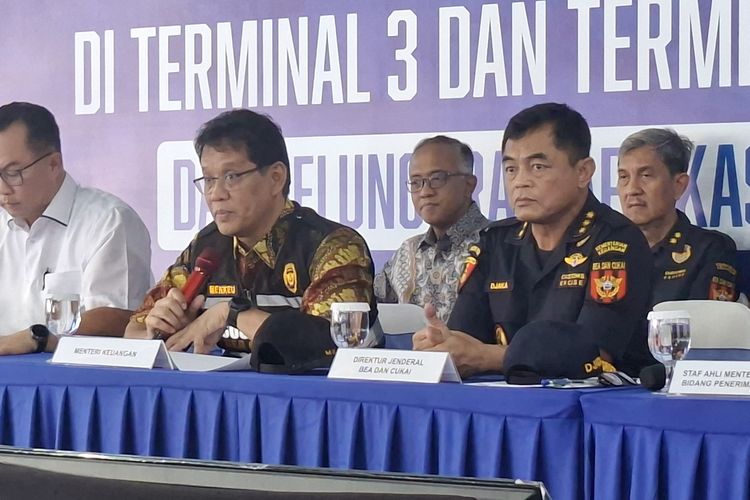 Menteri Keuangan Purbaya Yudhi Sadewa dan Dirjen Bea dan Cukai Djaka Budhi Utama di peresmian alat pemindai berbasis AI di Terminal 3 PT Mustika Alam Lestari (MAL) Tanjung Priok, Jumat (12/12/2025).