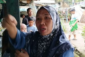 Warga di Bogor Kaget Ada Sayap Bangkai Pesawat Nyangkut di Rumahnya, Terbawa Puting Beliung