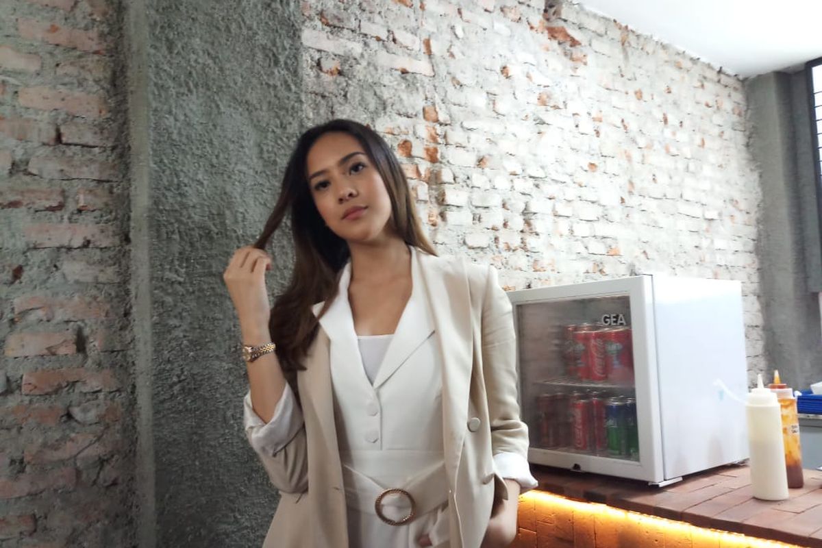 Selebgram sekaligus artis peran Anya Geraldine saat launching bisnis kuliner barunya, Burger Bar, di kawasan Sudirman, Jakarta Pusat, Kamis (21/11/2019).