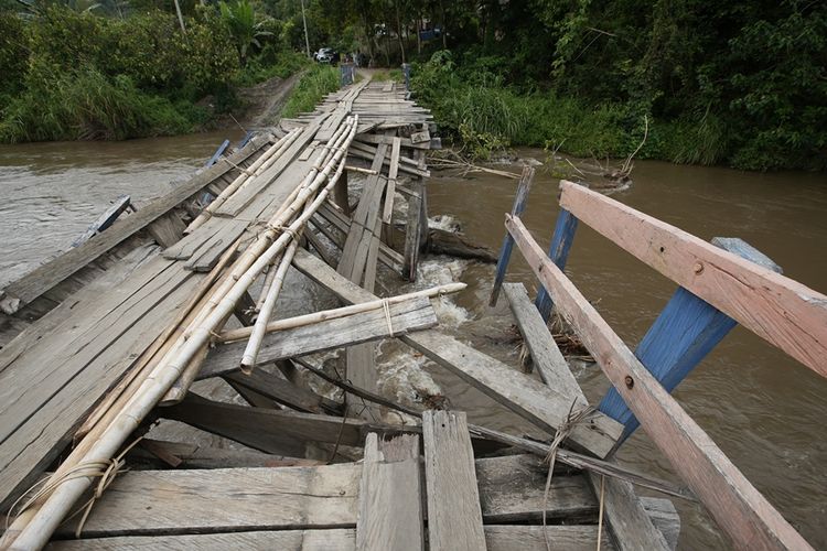 Kondisi memperihatinkan yang harus dihadapi warga desa di Kecamatan Ueesi, Kabupaten Kolaka Timur, Sulawesi Tenggara. Jembatan ambruk sejak 2021 dan belum ada perbaikan dari pemerintah daerah.