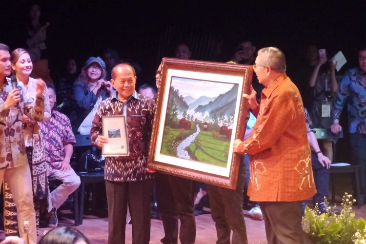 Ketua DPP Demokrat Syarief Hasan (kiri) membeli lukisan Presiden Keenam RI Susilo Bambang Yudhoyono (kanan) dalam acara lelang amal di Taman Ismail Marzuki, Jakarta Pusat, Kamis (24/8/2023).